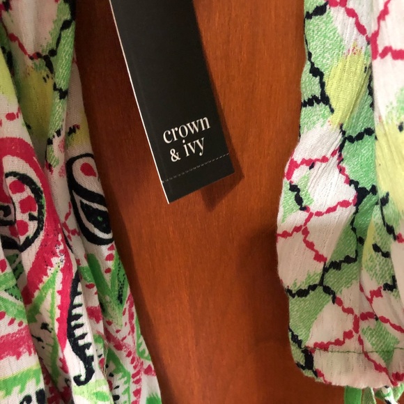 Crown and Ivy Green Printed Top NWT Size Medium - Picture 8 of 8